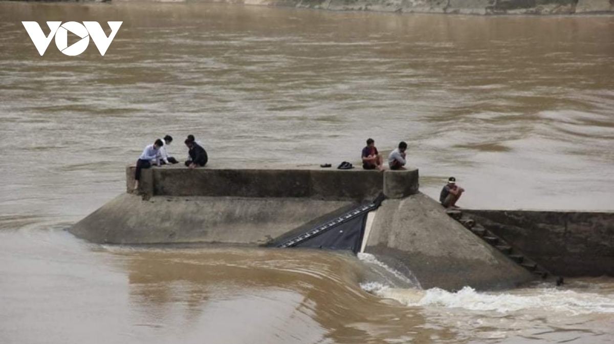 Đang giải cứu Phó Giám đốc Sở GTVT Quảng Trị cùng 6 người mắc kẹt giữa sông Thạch Hãn
